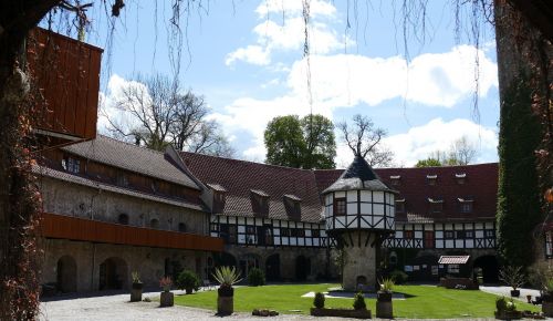 FCR verkauft Hotelimmobilie Wasserschloss Westerburg