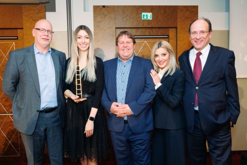 Karina Schunker erhält Alumni Award der FHWien der WKW