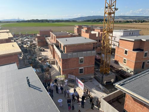 Reihenhaus-Projekt der Da Vinci Group in St. Pölten feiert Dachgleiche