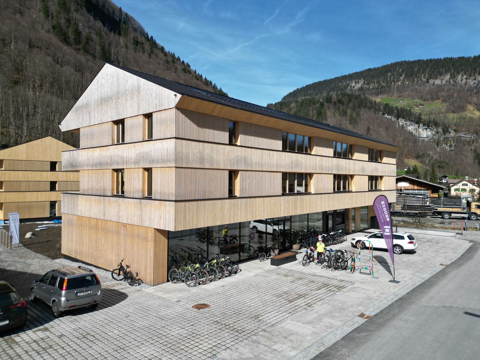 Drei nachhaltige Gebäude in Holzhybrid-Bauweise