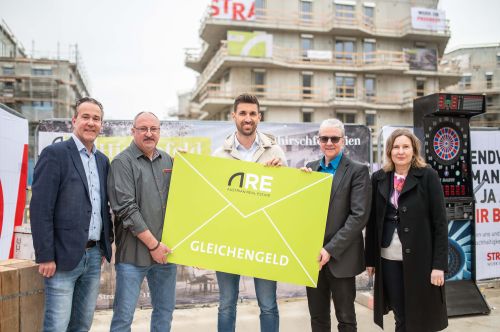 Hirschfeld: ARE-Wohnungen mit klimafreundlicher Energieversorgung erreichen Dachgleiche