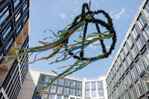 Pandion feiert Richtfest	für Quartiersentwicklung in Düsseldorf